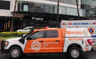 Incendio en restaurante moviliza a cuerpos de auxilio en San Pedro, Nuevo León; evacúan a 350 personas