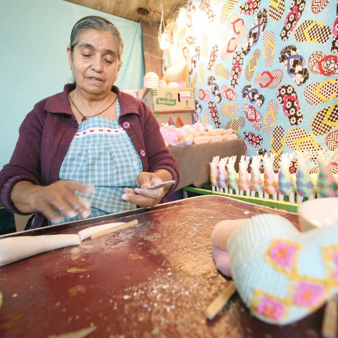 Antonia usa grenetina y clara de huevo para sus creaciones. Foto: JORGE ALVARADO. EL UNIVERSAL
