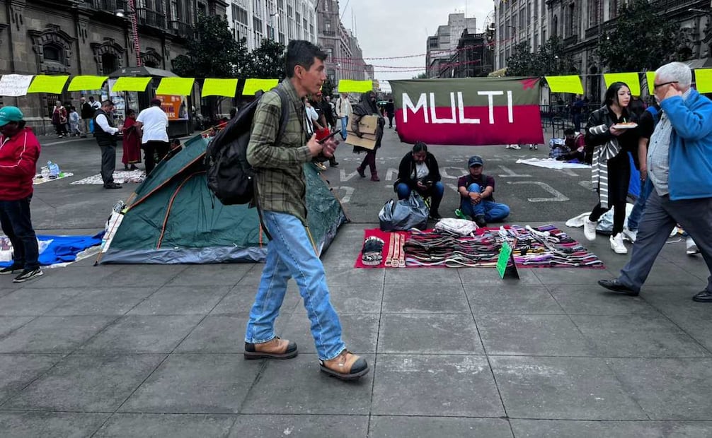 Artesanos continúan instalados en plantón Zócalo; exigen quedarse más tiempo en la Romería.
Foto: Rafael García.