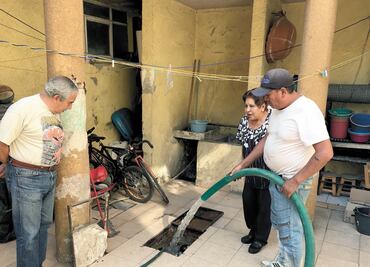 Capitalinos padecen por falta de agua en plena contingencia