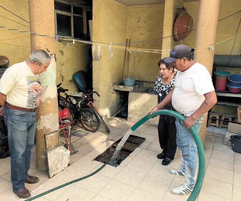 El líquido que se reparte es traído desde Texcoco como parte de las acciones para no dejar sin abasto en medio de la pandemia por Covid-19 en la Ciudad de México. Aquí, en Venustiano Carranza. Foto: EDUARDO HERNÁNDEZ. EL UNIVERSAL