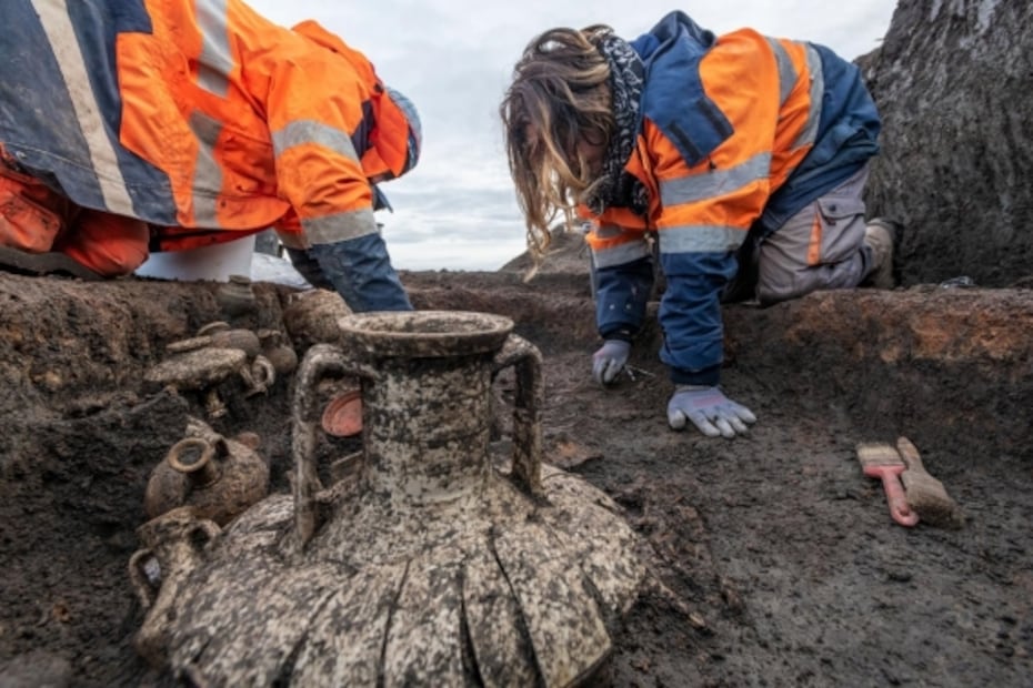 Descubren en Francia las tumbas de un niño y un cachorro de hace 2 mil años