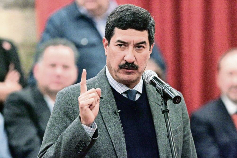 El gobernador Javier Corral criticó la decisión de que un juez federal en la capital resuelva el caso contra Alejandro Gutiérrez, ex secretario general del PRI. (ARCHIVO EL UNIVERSAL)