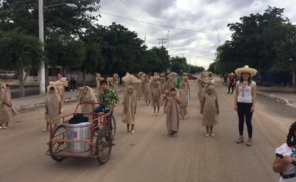 Maestra viste a sus alumnos de tamal para desfile y enternece las redes