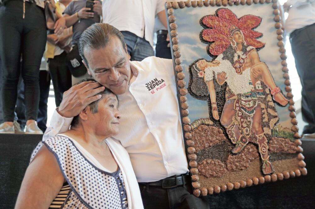 Juan Zepeda, candidato del PRD a la gubernatura del Estado de México, fue acompañado de líderes locales y simpatizantes en un mitin de cierre de campaña (ALEJANDRO ACOSTA. EL UNIVERSAL)