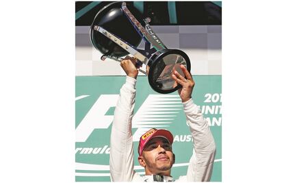 Una mano en la corona y la otra celebra