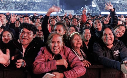Fans de Luis Miguel lo esperan con pancartas, porras y merch en el Estadio GNP; ambiente festivo por “El Sol”