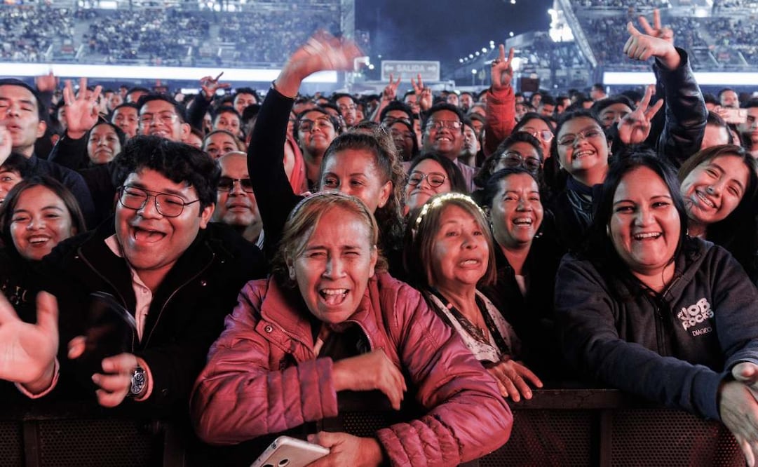 Fans de Luis Miguel de todas las edades se preparan para el show de esta noche en el estadio GNP. Foto: Yaretzy M. Osnaya/ EL UNIVERSAL