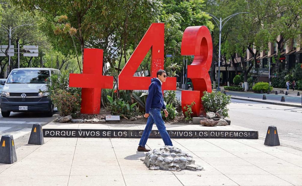 El +43 que hace alusión a los normalistas de Ayotzinapa fue de los primeros antimonumentos. Foto: Karla Guerrero/El Universal