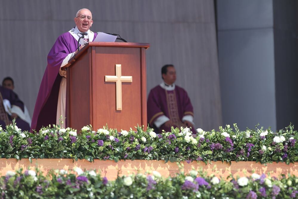 Durante su misa multitudinaria en Ecatepec, el papa Francisco denunció cómo el comportamiento del hombre crea "una sociedad de pocos y para pocos". Foto Cuartoscuro