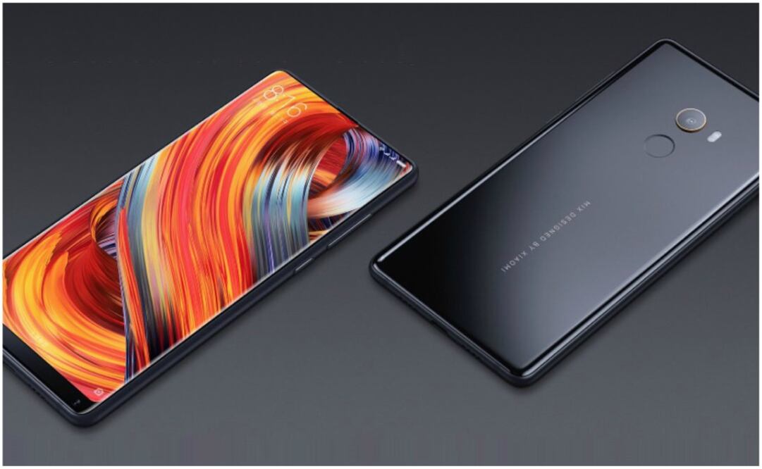 La parte trasera es metálica e integra una cámara de 12 megapixeles.