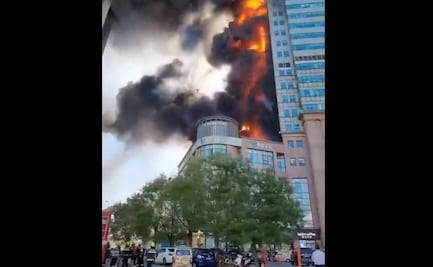 Fuerte incendio consume edificio de oficinas en China