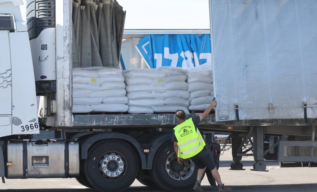 Un trabajador carga la ayuda humanitaria a un camión en la localidad fronteriza con Gaza de Kerem Shalom, Israel. Foto: Ilustrativa / EFE