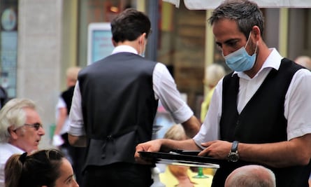 Camarero enamora a una cliente con una particular sorpresa
