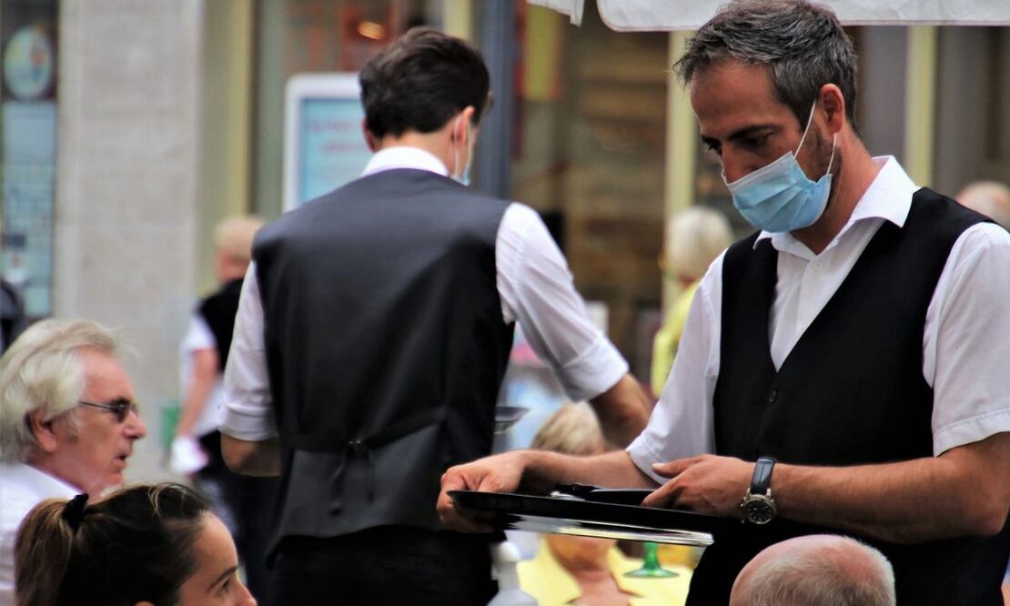 Camarero. Fuente: Pixabay.