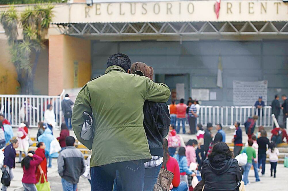 Durante 2015, la procuraduría capitalina ha consignado al menos a 40 mujeres que han intentado ingresar narcóticos a diferentes penales capitalinos (ARCHIVO EL UNIVERSAL)