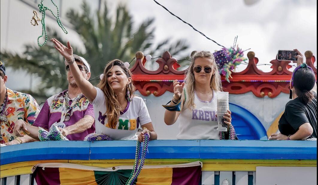 Miles de personas participan este sábado 8 de febrero de 2025 en el gran desfile del Super Bowl LIX en el que se enfrentarán los Chiefs de Kansas City contra las Águilas de Philadelphia, en el Caesars Superdome en Nueva Orleans. Foto: EFE