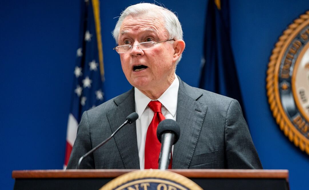 El fiscal general estadounidense, Jeff Sessions, pronuncia un discurso durante en un evento sobre criminalidad internacional en Washington D.C (Foto: EFE)