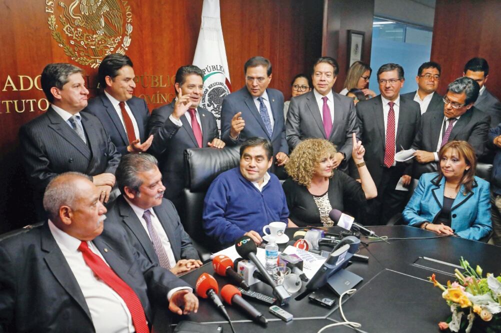 Los 10 senadores afines al ex coordinador del PRD en el Senado, Miguel Barbosa, en conferencia en la que anunciaron que dejarán la bancada del sol azteca. (CUA RTOSCURO.COM)