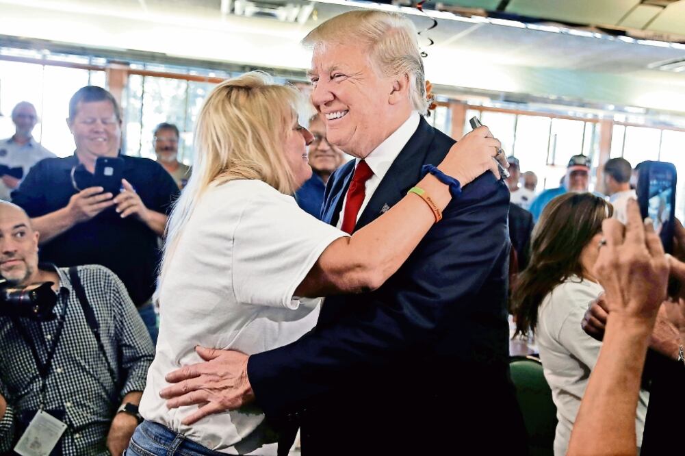 Donald Trump, candidato republicano, con una seguidora en Dundalk, Maryland (MIKE SEGAR. REUTERS)
