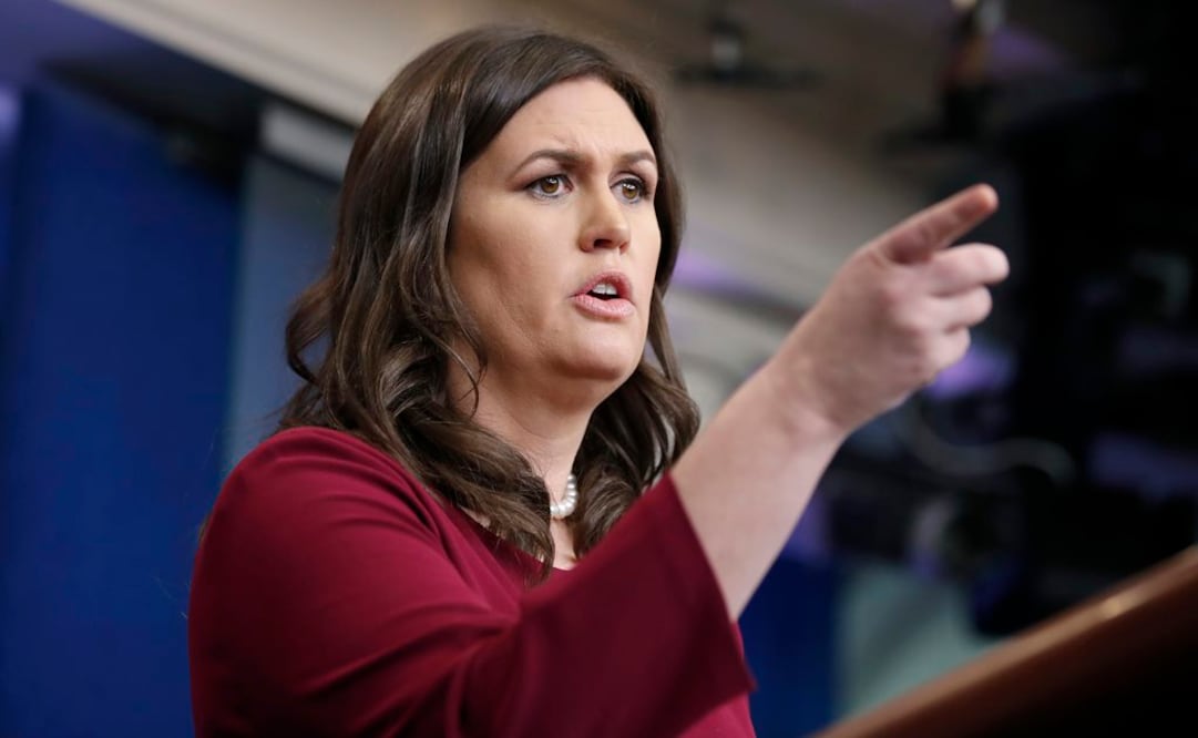 La portavoz de la Casa Blanca, Sarah Huckabee Sanders, en conferencia de prensa en Washington (Foto: AP)