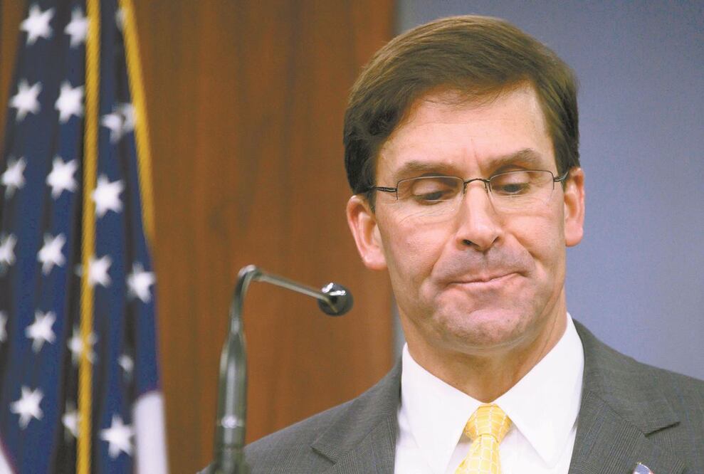 Mark Esper fue despedido ayer por el mandatario estadounidense, Donald Trump. AFP