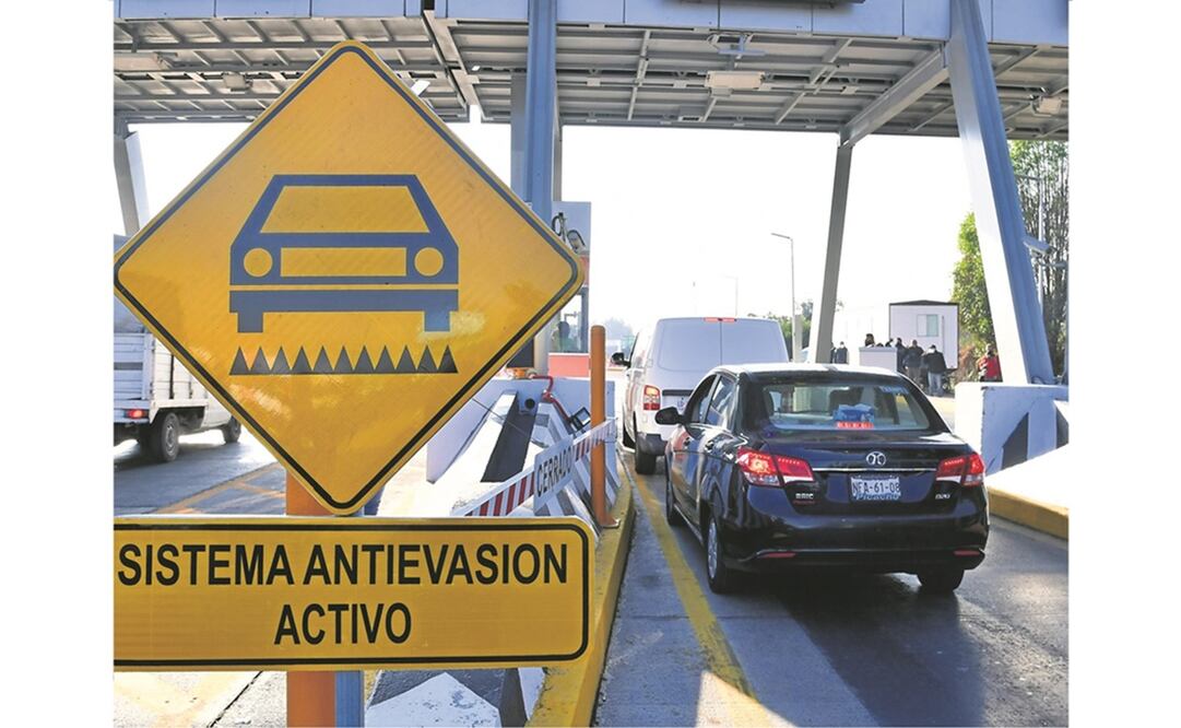 A falta de salidas, vecinos deben pagar peaje para llegar a las zonas donde residen. Foto: Hugo García. EL UNIVERSAL