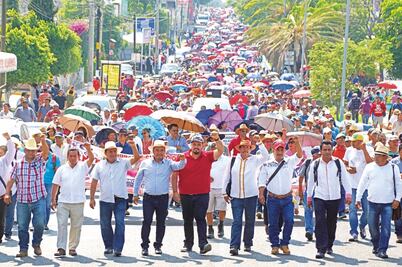 Inician 10 mil profesores paro indefinido en Oaxaca