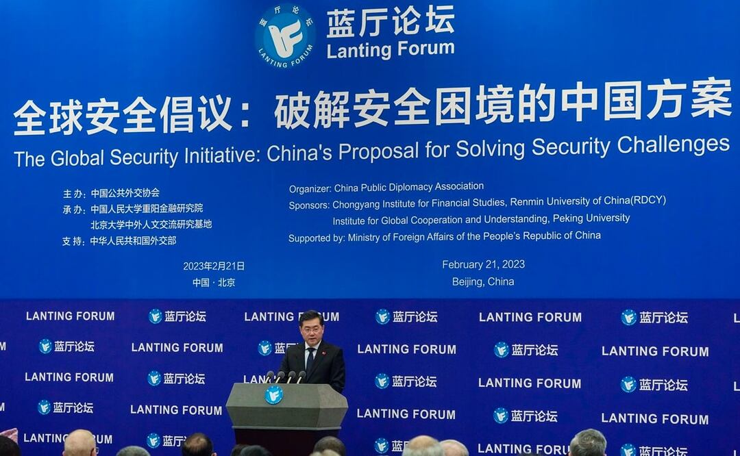 El ministro de Relaciones Exteriores de China, Qin Gang, pronuncia un discurso durante el Foro Lanting sobre la Iniciativa de Seguridad Global. Foto: AP
