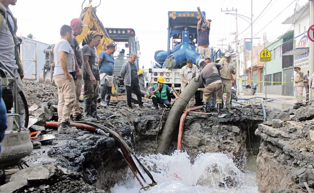 Fue una fuga longitudinal que se dio en una tubería de 12 pulgadas de diámetro, explicó el titular de Segiagua. Foto: Darío Luna / EL UNIVERSAL