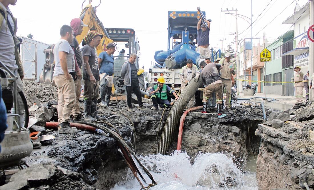 Fue una fuga longitudinal que se dio en una tubería de 12 pulgadas de diámetro, explicó el titular de Segiagua. Foto: Darío Luna / EL UNIVERSAL