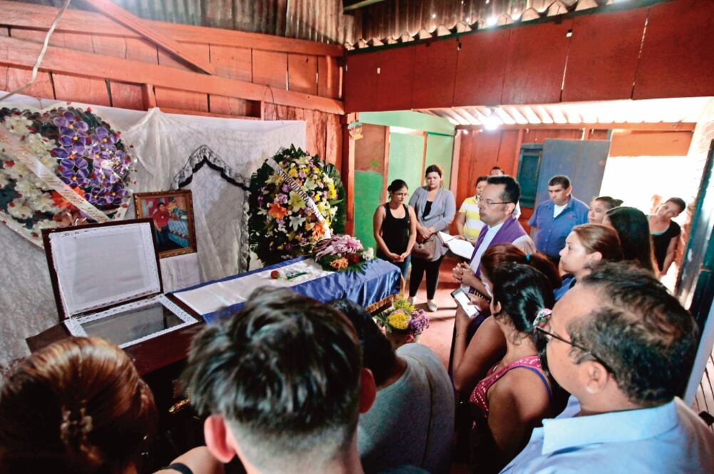 Funeral del joven Chester Chavarría, de 19 años, quien falleció durante las manifestaciones contra el gobierno de Daniel Ortega, en Managua. (DIANA ULLOA. AFP)