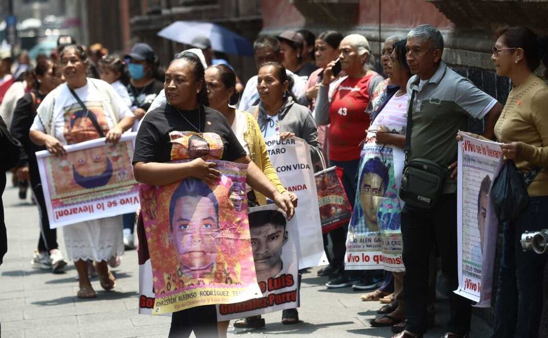Padres y madres de los 43 normalistas desaparecidos en Ayotzinapa llegan al palacio nacional para reunirse con la presidenta Claudia Sheinbaum. Foto: Gabriel Pano / EL UNIVERSAL