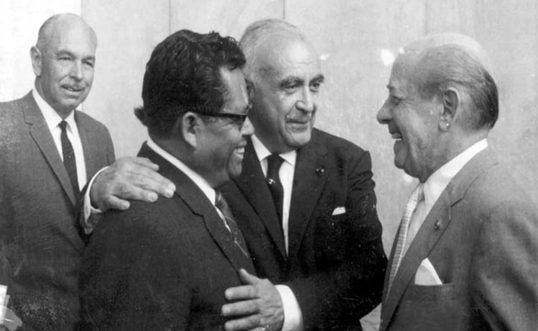 Imagen del compositor Blas Galindo acompañado por Carlos Chávez. Foto: Archivo 