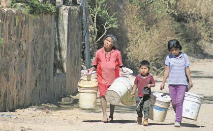 Tejer balones y sombreros, así se vive en el municipio más pobre de México