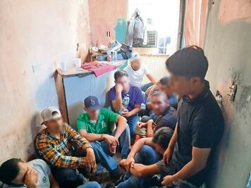 Encuentran a 300 migrantes encerrados por traficantes