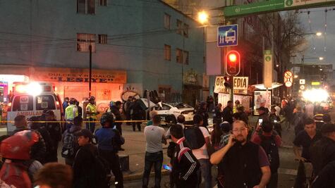 Tras persecución a ladrones, chocan dos policías en Eje Central