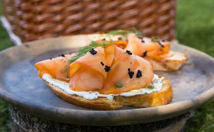 Tosta de salmón ahumado con aderezo de hinojo y caviar de mújol