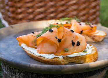 Tosta de salmón ahumado con aderezo de hinojo y caviar de mújol