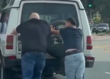 Andy Ruiz ayuda a un extraño a empujar su auto