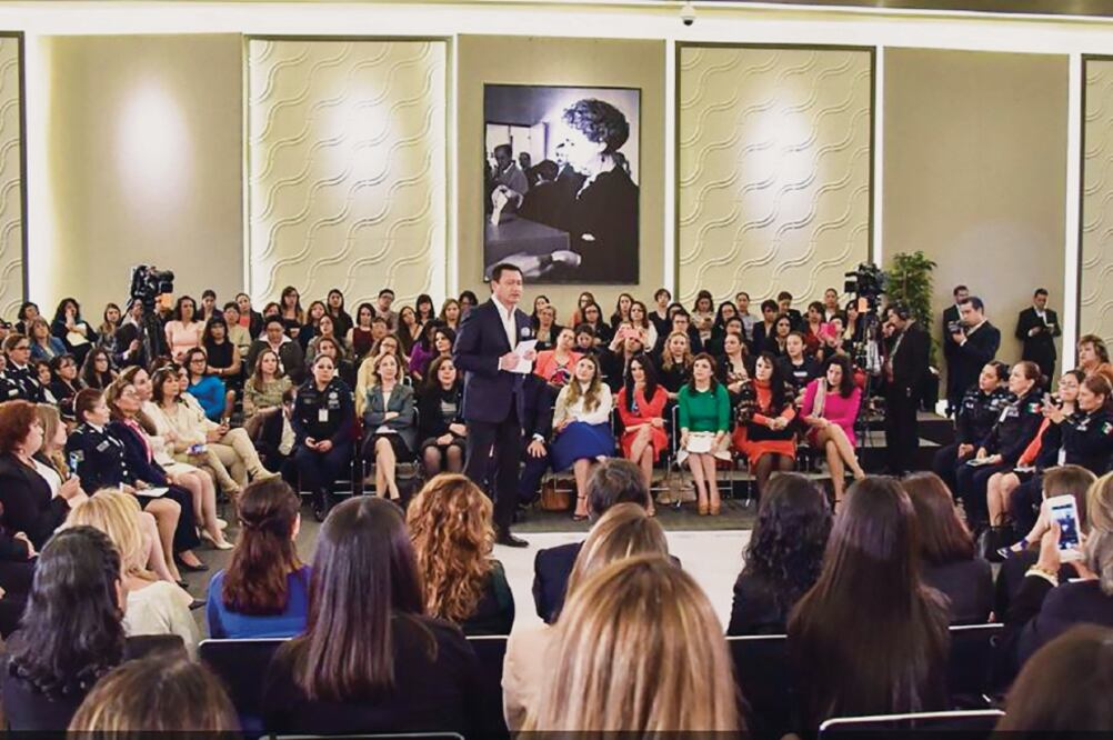 Osorio Chong, en una reunión con trabajadoras de la Secretaría de Gobernación, señaló la importancia de su trabajo (OBTURADOR MX )