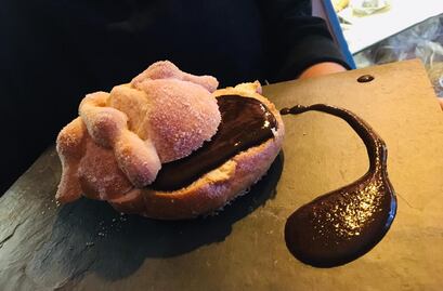Pan de muerto relleno de mole oaxaqueño