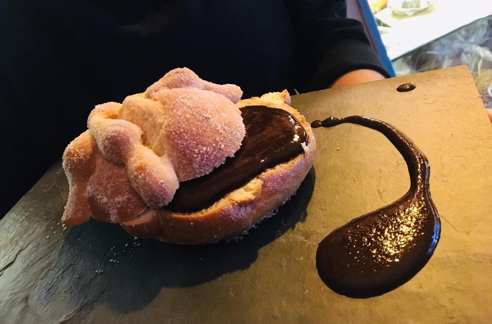 Este pan de muerto con mole de Oaxaca se acompaña con un chocolate caliente / Fotos: Javier Ramírez