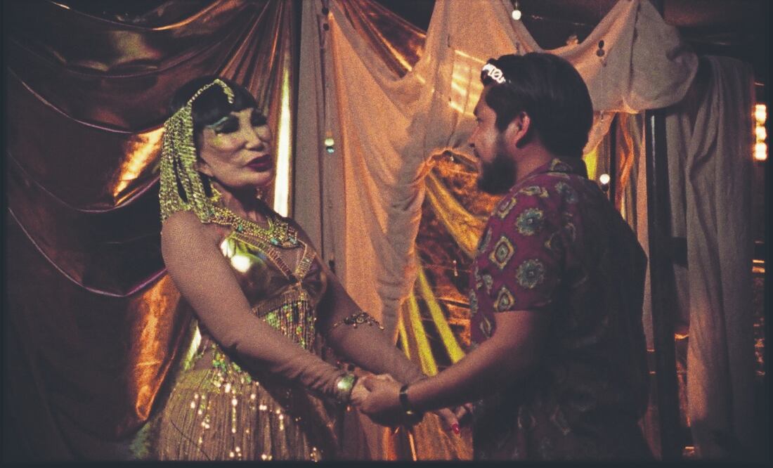 Como “Cleopatra”, Lin May les hace un baile sugestivo a dos amigos que emprenden un viaje de reconciliación, y llegan a un cabaret. Foto: de PERSIGNADOS FILMS