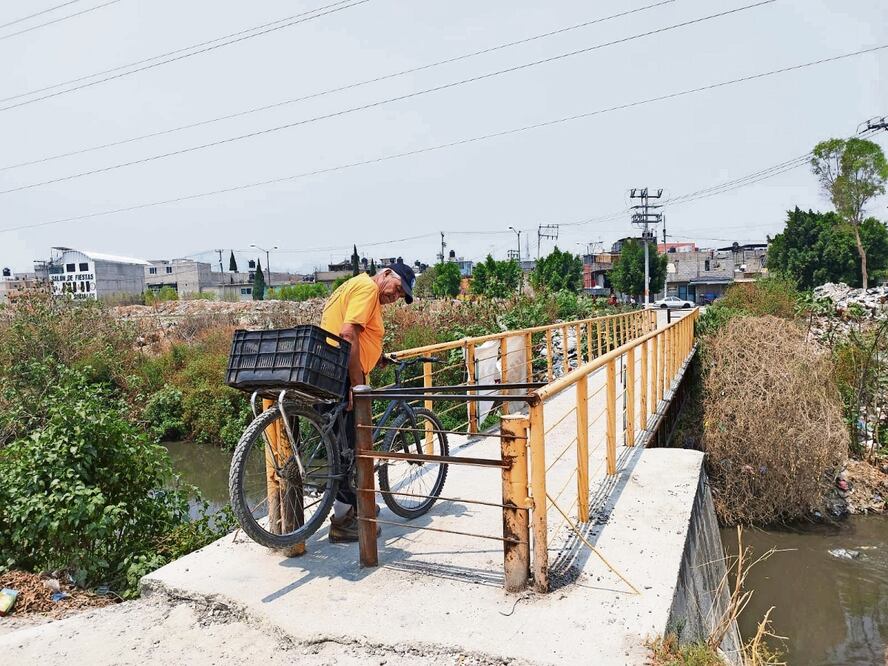 A seis meses de que se cayó el puente de Los Rosales, aún no es sustituido y los habitantes de la zona piden que sea restituido y revisen los que quedaron, porque hay riesgo de que puedan derrumbarse. Foto: Emilio Fernández | El Universal