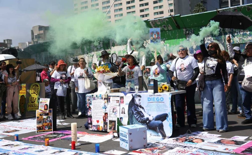 En el marco del Día Internacional de las Víctimas de Desapariciones Forzadas, colectivos de personas buscadoras, familiares y solidarios se congregan en la Glorieta de las y los Desaparecidos. Foto: Karla Guerrero/ EL UNIVERSAL