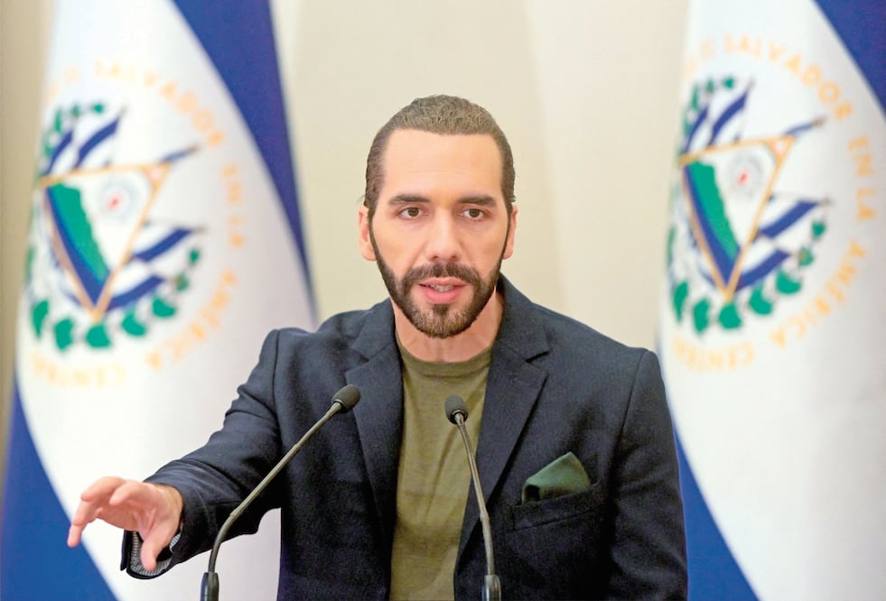 El presidente de El Salvador, Nayib Bukele, en una conferencia antes de firmar una carta de intención para la erradicación del tráfico de niños. Foto: AFP
