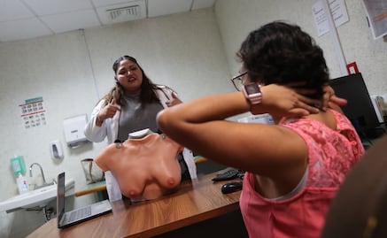 Latinas, más propensas a cáncer de mama y de ovario