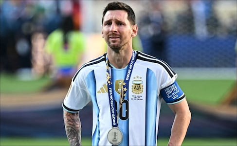 Figura de la Selección de Brasil celebra la derrota de Argentina de la Copa del Mundo