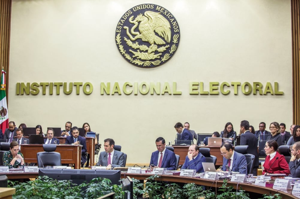 El INE recordó que el método tradicional, con papel y fotocopia de las credenciales de elector, trae consigo más errores y, según la experiencia de 2016, cuatro de cada 10 firmas no son exitosas. (CAMILA MATA. EL UNIVERSAL)